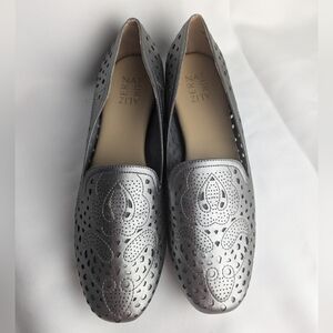 NWOT NATURALIZER Leather Silver Women Flat Shoes Style Ballet Size 10